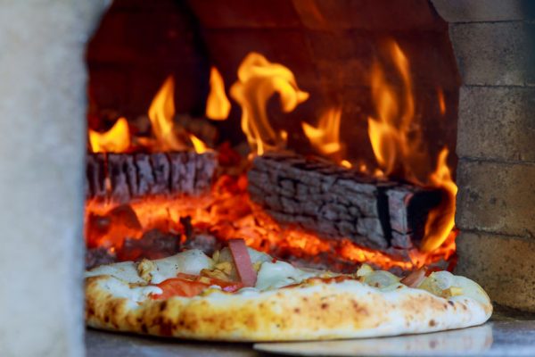 Verdichtete Holzscheite kochen auf einem Holzfeuer — Foto 5